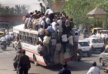 bus_very_crowded.jpg